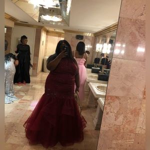 I’m selling a plus size mermaid prom dress